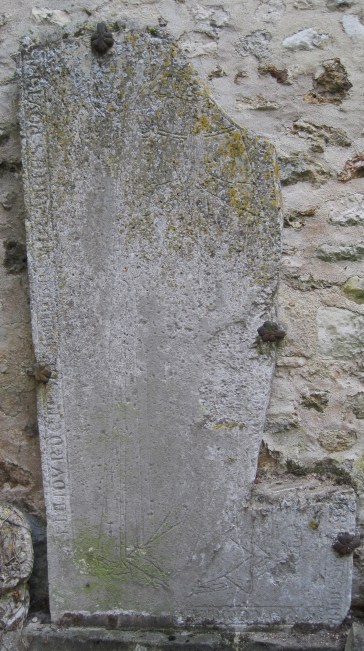 Longueau-à Binson-17-Pierre tombale d'une religieuse à Longeau